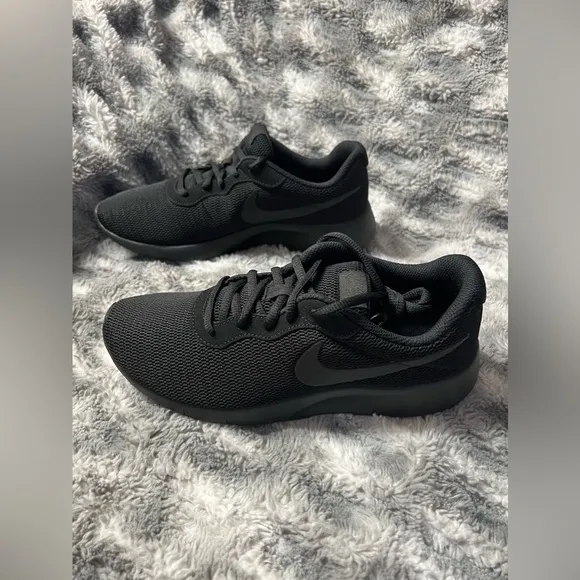121: Nike Tanjun : Youth Size 6: Black / Black