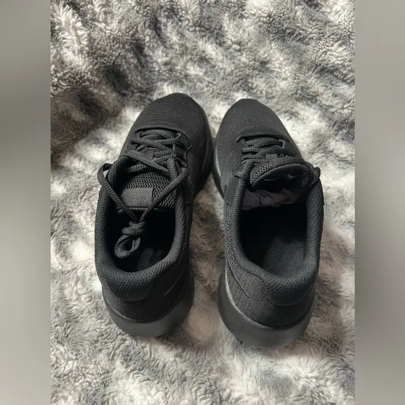 121: Nike Tanjun : Youth Size 6: Black / Black