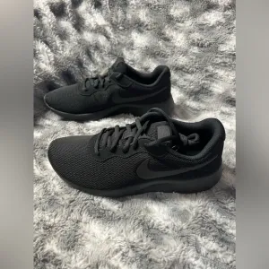 121: Nike Tanjun : Youth Size 6: Black / Black