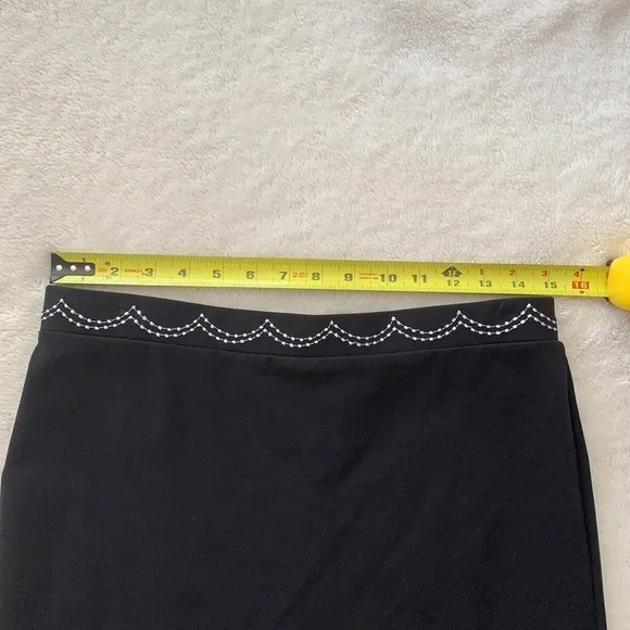 Ann Taylor Black Pencil Skirt With Embroidered Ruffled Hem Size M
