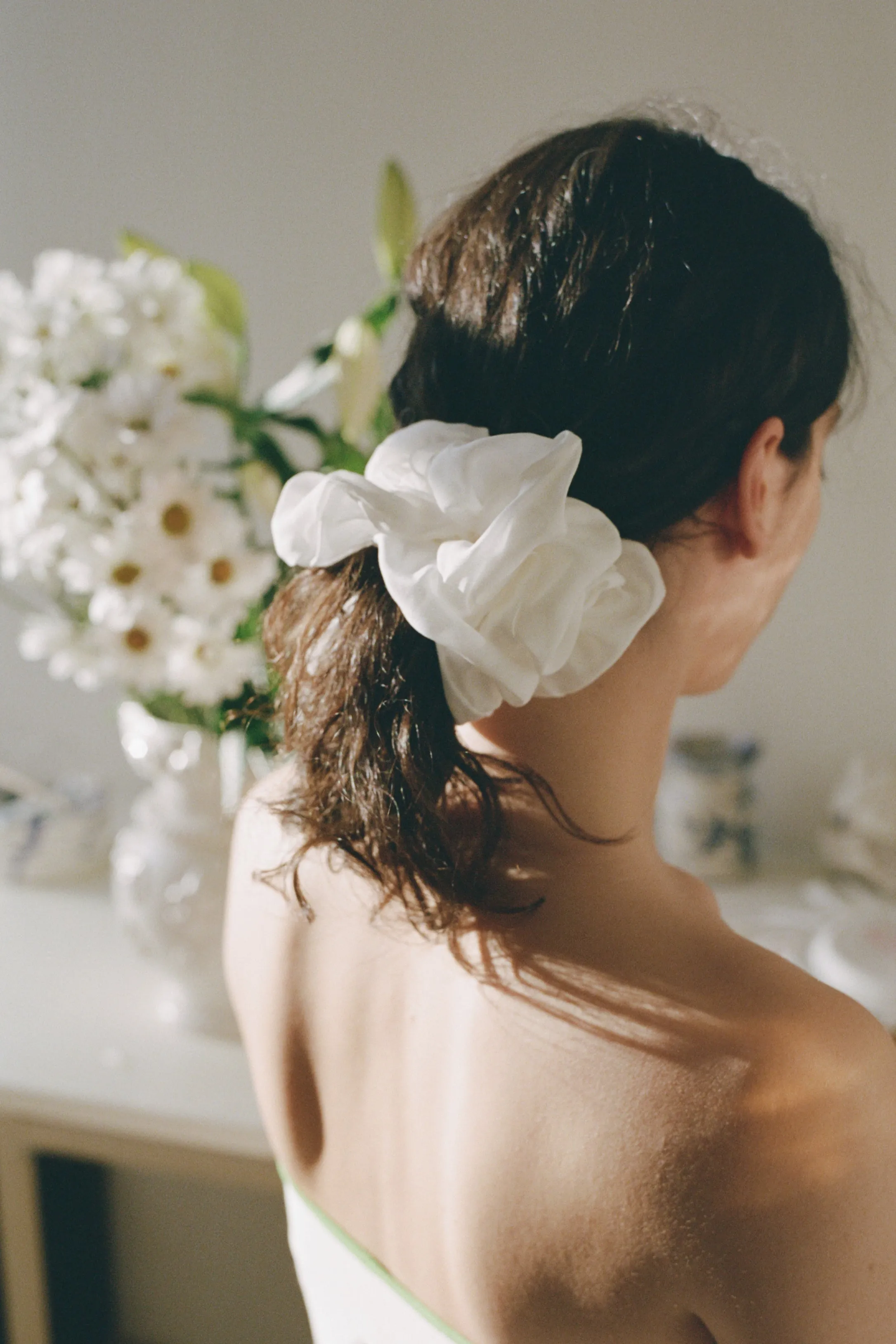 CAMELLIA SCRUNCHIE, WHITE