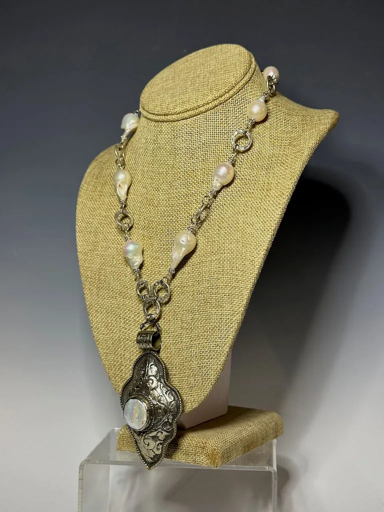 FRESH WATER PEARL WITH LARGE THAI PEARL FOCAL PENDANT STATEMENT NECKLACE LCN727