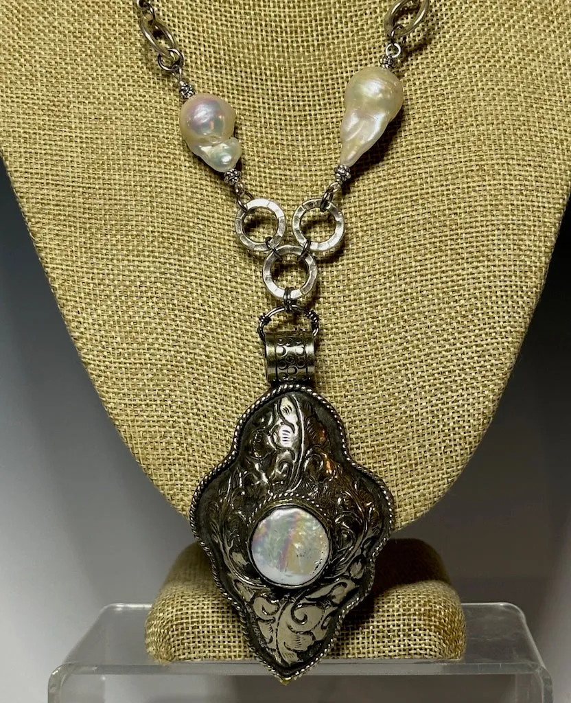 FRESH WATER PEARL WITH LARGE THAI PEARL FOCAL PENDANT STATEMENT NECKLACE LCN727