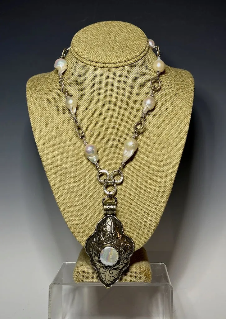 FRESH WATER PEARL WITH LARGE THAI PEARL FOCAL PENDANT STATEMENT NECKLACE LCN727
