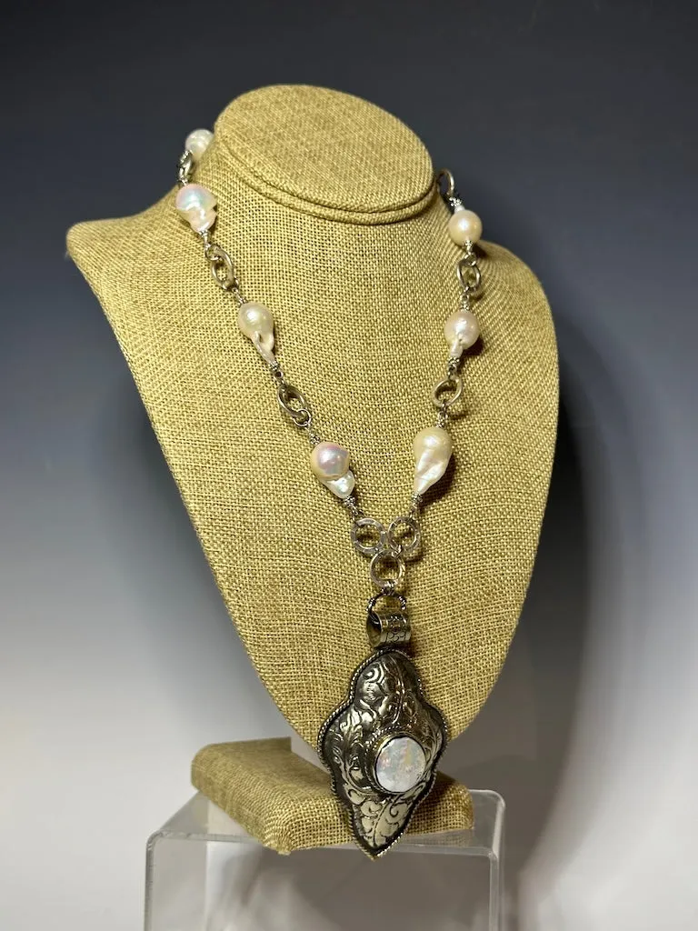 FRESH WATER PEARL WITH LARGE THAI PEARL FOCAL PENDANT STATEMENT NECKLACE LCN727