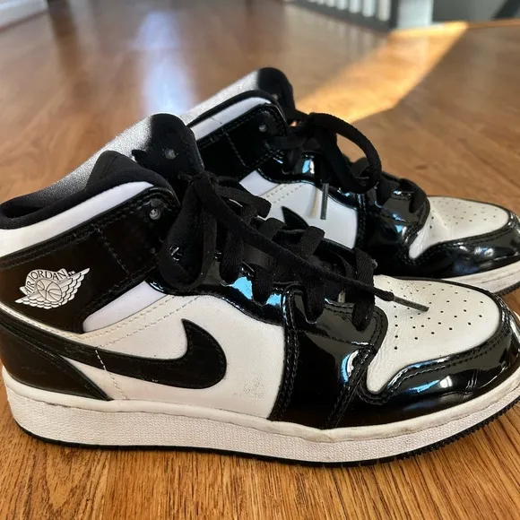 Nike Air Jordan 1 Mid SE All-Star Carbon Fiber GS 2021 DD2192-001. Size 5 Youth