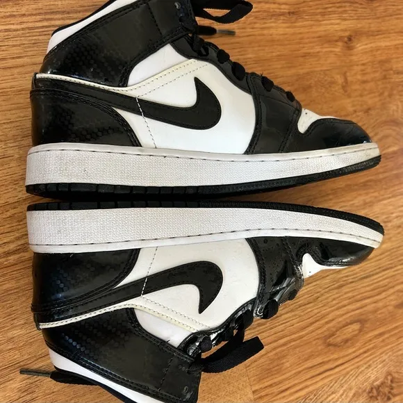 Nike Air Jordan 1 Mid SE All-Star Carbon Fiber GS 2021 DD2192-001. Size 5 Youth