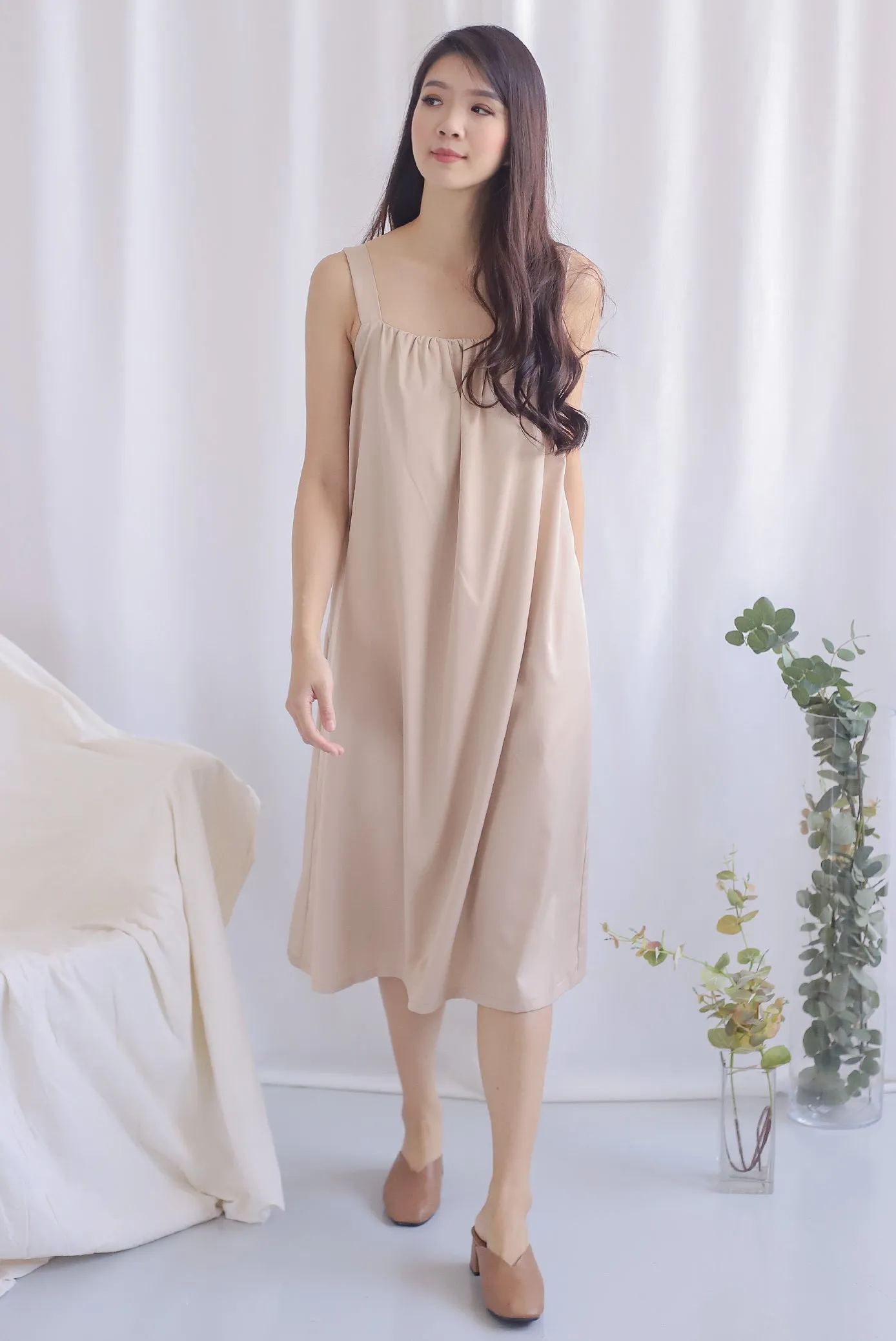 Nyota Gathered Dress In Ecru