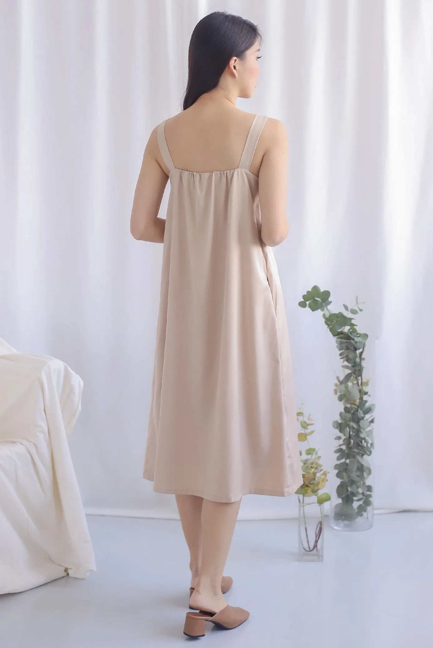 Nyota Gathered Dress In Ecru