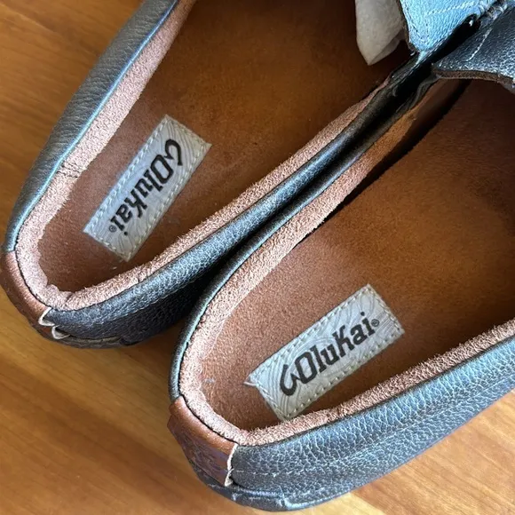 Olukai Akepa Driver Moc in brown leather with removable cushioned footbed. Sz 12