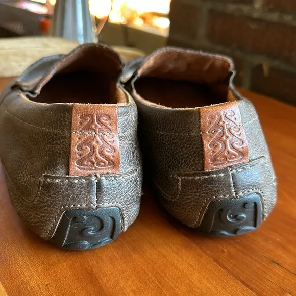 Olukai Akepa Driver Moc in brown leather with removable cushioned footbed. Sz 12