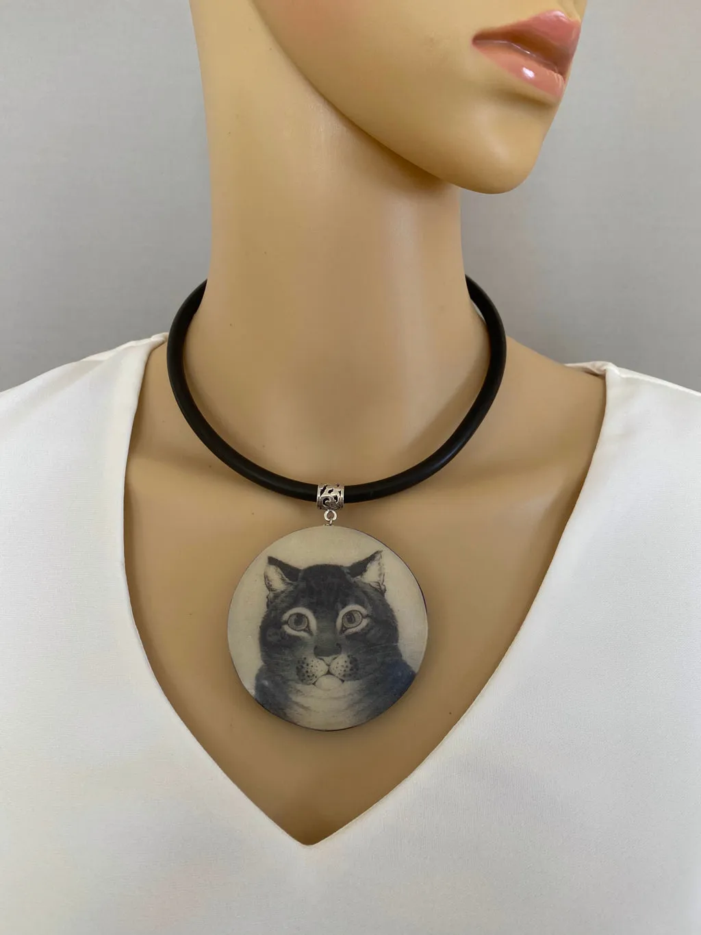 Pendant Necklace: Captivating Cat