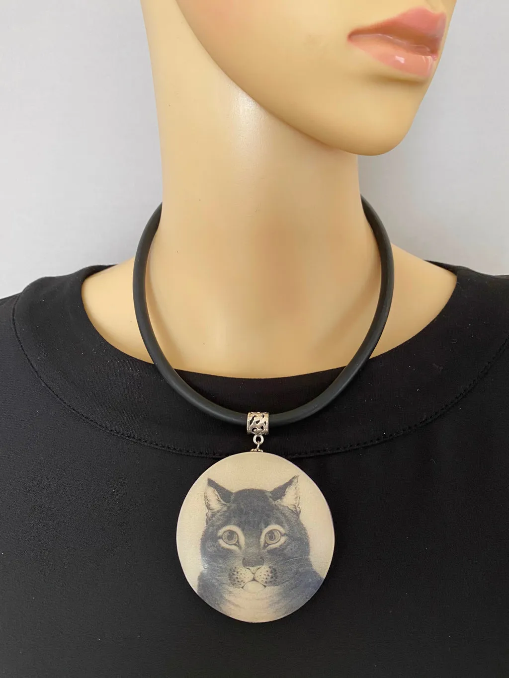 Pendant Necklace: Captivating Cat