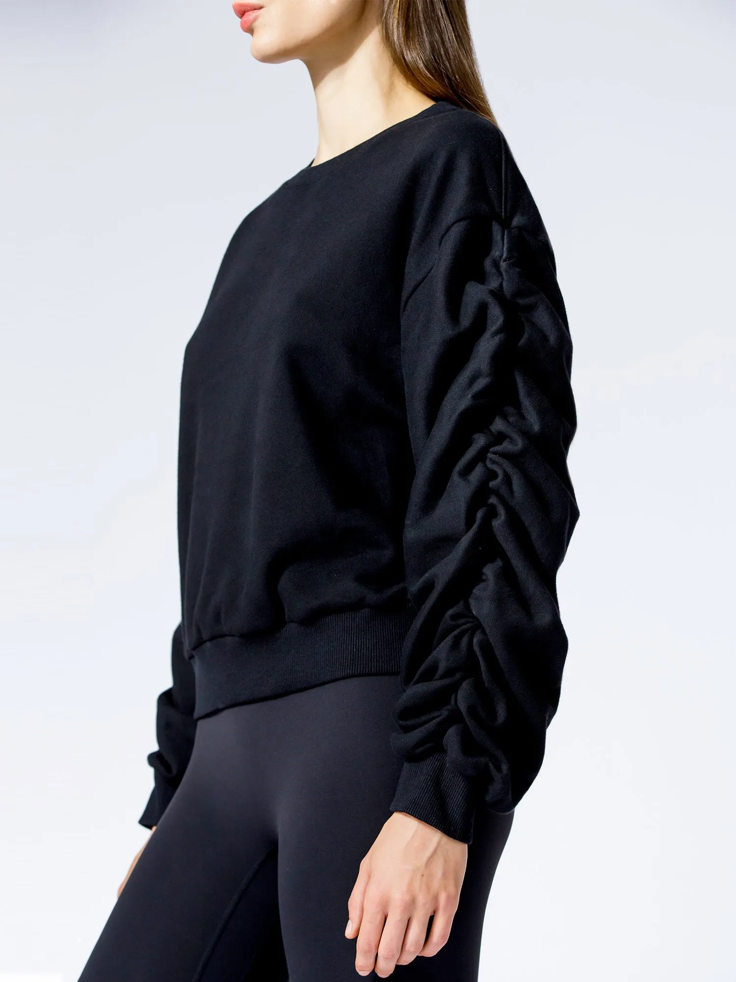 RUCHED RUNWAY SWEATSHIRT, BLACK