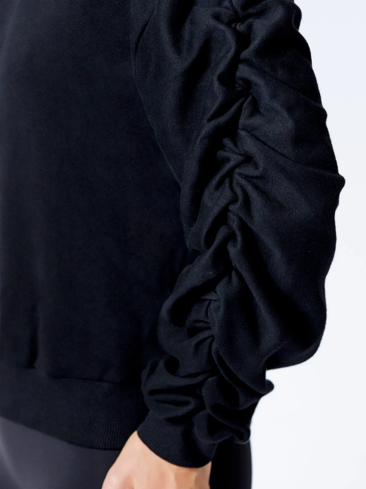 RUCHED RUNWAY SWEATSHIRT, BLACK
